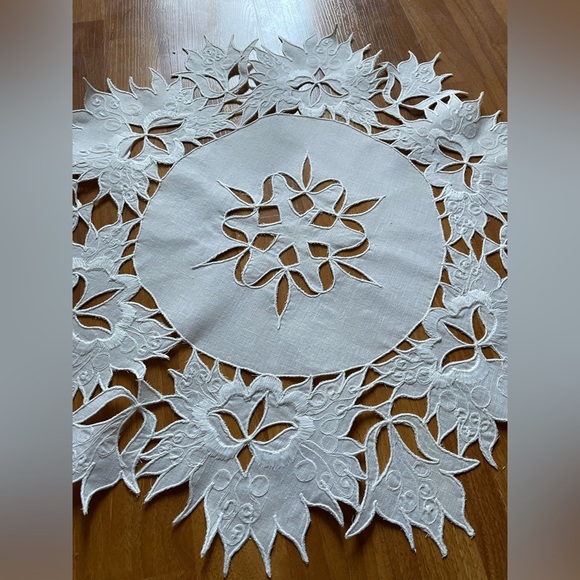 Embroidered round tablecloth - Picture 6 of 7